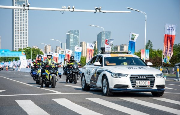 配资平台股票行情 合肥警方全力护航2025环巢湖全国自行车公开赛_大皖新闻 | 安徽网